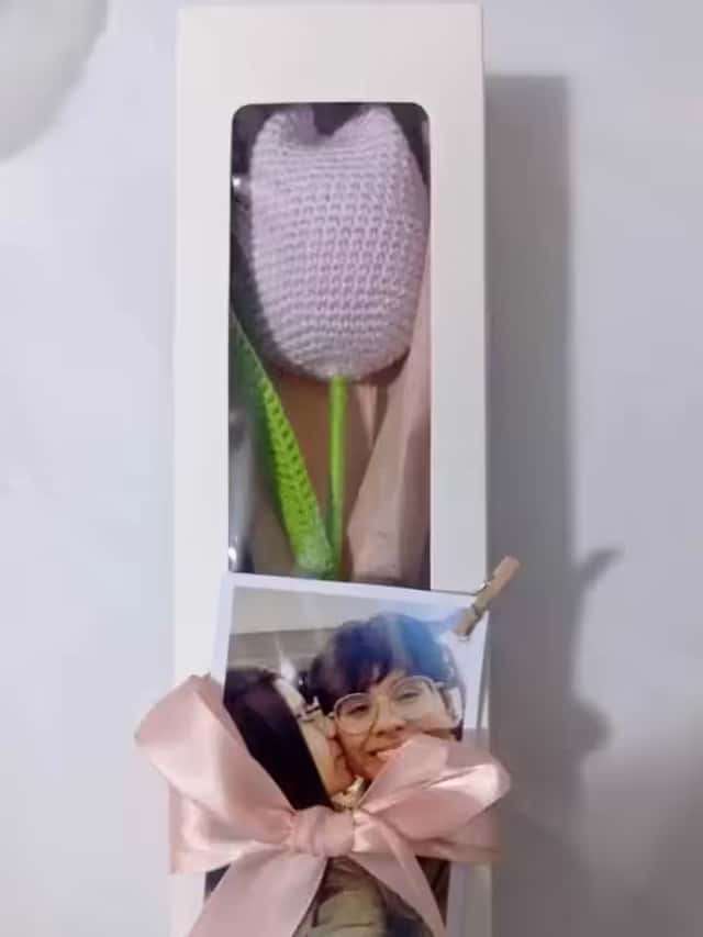 Un tulipán tejido a crochet en caja con una cinta rosa y una foto polaroid personalizable