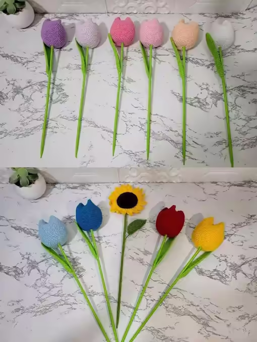 Un tulipán tejido a crochet en caja con una cinta rosa y una foto polaroid personalizable